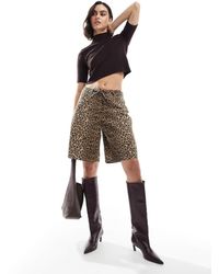 ONLY - Pantalones Cortos Vaqueros Con Estampado De Leopardo Y Detalle De Lazada De -Marrón - Lyst