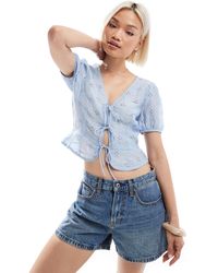 Stradivarius - Blouse courte nouée à l'avant avec manches bouffantes - clair - Lyst