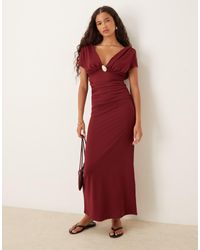 ASOS - Midi Jurk Met V-Hals, Korte Mouwen En Metalen Detail Aan De Voorkant - Lyst