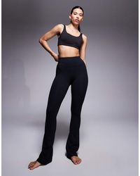 4505 - Leggings Negros Para Yoga De Corte Slim Acampanado Y Talle Alto De Tejido Suave Icon De Hourglass - Lyst