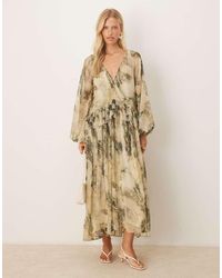 ASOS - Vestito Midi Stile Grembiule Con Scollo A V E Volant Verde Con Stampa Astratta - Lyst