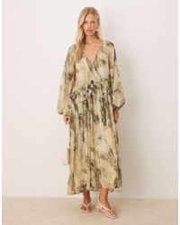 ASOS - Vestito Midi Stile Grembiule Con Scollo A V E Volant Verde Con Stampa Astratta - Lyst