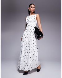 Kaiia - Exclusivité - - robe longue boutonnée en satin avec encolure carrée taille basse - pois noirs et blancs - Lyst