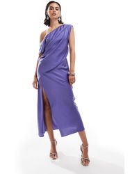 ASOS - Robe mi-longue drapée à épaule dénudée en satin avec fente - Lyst