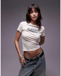 Tommy Hilfiger - Camiseta Blanco Hueso Con Diseño Encogido Y Estampado De Texto Retro De - Lyst