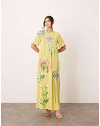ARRANGE - Robe t-shirt longue en satin à broderies florales - citron - Lyst