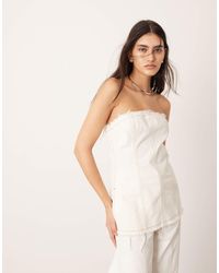 ASOS - Top bandeau d'ensemble en jean avec détails cousus et bords effilochés - écru - Lyst