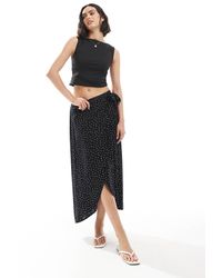 Pieces - Gonna Midi A Portafoglio Nera A Pois - Lyst