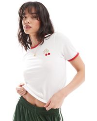 Pieces - Camiseta corta blanca con estampado "cherry" y ribetes en contraste - Lyst