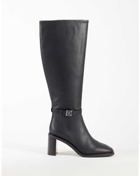 Calvin Klein - Kniehohe lederstiefel mit blockabsatz und logo-schnallendetail - Lyst