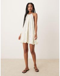 Mango - Vestito Allacciato Al Collo Color Crema Con Fondo A Sbuffo E Ricamo Floreale - Lyst