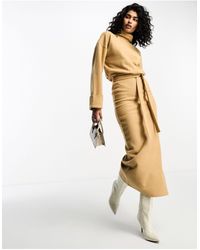 ASOS - Vestito maglia dolcevita lungo color cammello super morbido con maniche voluminose a girocollo e cintura - Lyst