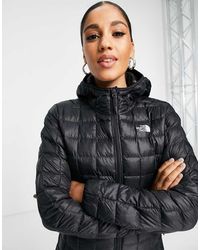 The North Face - Chaqueta con capucha en negro thermoball - Lyst