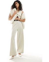 ASOS - Pantalon habillé à rayures avec ceinture - crème - Lyst