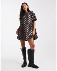 Miss Selfridge - Vestido Marrón Chocolate Amplio De Manga Corta Con Estampado De Y Diseño Superpuesto De - Lyst