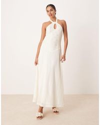 Amy Lynn - Robe longue dos nu en maille avec ourlet tombant et ornements - crème - Lyst