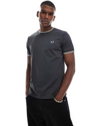 Fred Perry - – dunkeles t-shirt mit zwei zierstreifen - Lyst