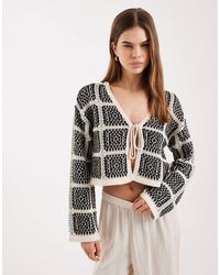 ONLY - Gilet à carreaux en maille crochetée avec liens noués à l'avant - et blanc - Lyst
