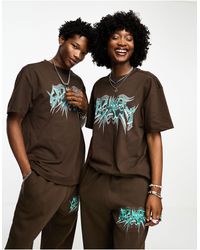 Weekday - Exclusivité asos - t-shirt unisexe oversize d'ensemble à imprimé graphique - marron - Lyst