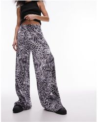 TOPSHOP - Pantalones s plisados con estampado abstracto - Lyst