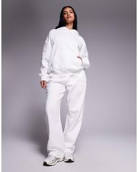 Kaiia - Joggers Blancos De Pernera Ancha Con Logo En Relieve De Tejido Rico En Algodón De (Parte De Un Conjunto) - Lyst