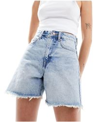 Pull&Bear - Pantaloncini di jeans a vita alta taglio lungo azzurri con orlo grezzo - Lyst