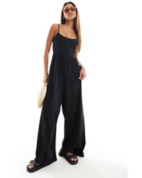 ASOS - Jumpsuit Met Wijde Pijpen, Lage Ronde Hals En Bandjes - Lyst
