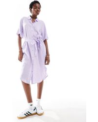Monki - Exclusivité asos - robe chemise mi-longue à petites fleurs avec lien noué à la taille - lilas foncé - Lyst