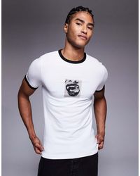 ASOS - T-Shirt Per Halloween Attillata Bianca Con Grafica Fotografica Di Vampiro E Profili A Contrasto - Lyst