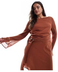ASOS - Vestido Midi De Chifón Con Cuello Barco, Diseño Asimétrico Y Cinturón Con Hebilla Dorada Efecto Líquido De Asos Design Curve - Lyst