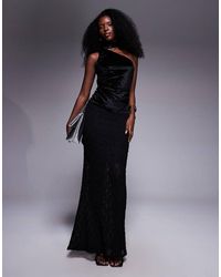 ASOS - Getailleerde Fluwelen Top Met Blote Schouder En Sjaaldetail - Lyst