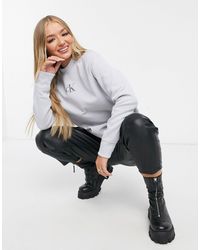 Calvin Klein Maglione girocollo grigio con spacco sul retro e icona