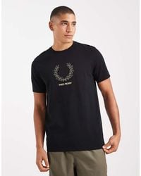 Fred Perry - Camiseta Negra Con Gráfico Delineado De Corona De Laurel De - Lyst