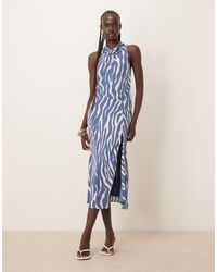 Abercrombie & Fitch - Vestido Largo Azul Con Estampado Animal, Cuello Desbocado Y Abertura Hasta El Muslo De - Lyst