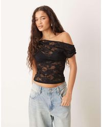 Gina Tricot - Asymmetrische Soepelvallende Kanten Top Met Afhangende Schouder - Lyst