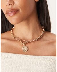 ASOS - Collana Dorata Con Barretta A T E Charm A Forma Di Conchiglia - Lyst