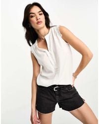 ONLY - Blusa Blanca Sin Mangas Con Cuello De Pico Y Ribete De Croché De - Lyst