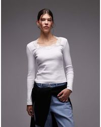 ASOS - Geribbelde Top Met Hartvormige Kanten Halslijn En Lange Mouwen - Lyst