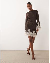 TFNC London - Robe courte en satin à encolure bateau, manches longues et détail en dentelle - chocolat - Lyst