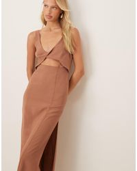 ASOS - Robe mi-longue à bretelles fines avec découpes et détail torsadé sur le devant - marron - Lyst