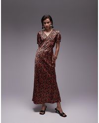TOPSHOP - Robe mi-longue en biais à petites fleurs s te manches courtes - Lyst