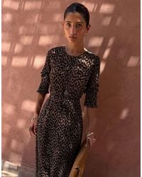 Never Fully Dressed - Vestido Maxi De Manga Corta Con Detalle De Lazada Y Pliegues En Estampado De Leopardo Gaia - Lyst