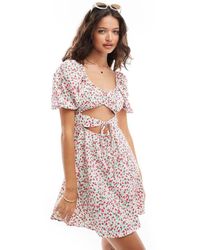 ASOS - Vestido Corto Rosa Y Rojo Con Escote En Forma De Corazón, Diseño Fruncido, Aberturas Y Estampado Floral De - Lyst