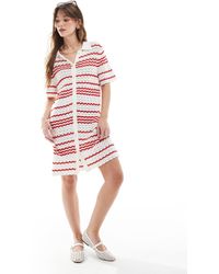 Miss Selfridge - – durchgeknöpftes kleid aus häkelstrick mit abgesetztem polokragen und en streifen - Lyst