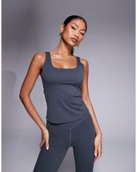 The Couture Club - Vormende Sporttop Met Lage Ronde Hals En Stretch - Lyst