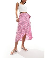 Pieces - Falda Midi Rosa Cruzada Con Estampado Floral De - Lyst