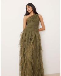 LACE & BEADS - L'invitée - robe longue asymétrique en tulle à volants en cascade - olive profond - Lyst