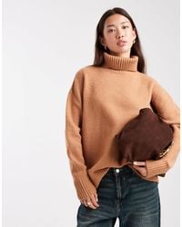 Miss Selfridge - Pull col roulé oversize à ourlet fendu - camel - Lyst