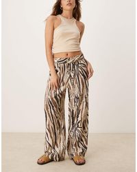 Jdy - – hose mit farblich abgestimmtem zebramuster und weitem bein - Lyst