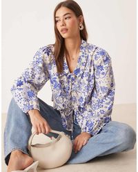 Y.A.S - Top Con Stampa A Fiori Cachemire Blu E Bianca Con Volant E Laccio Sul Davanti - Lyst